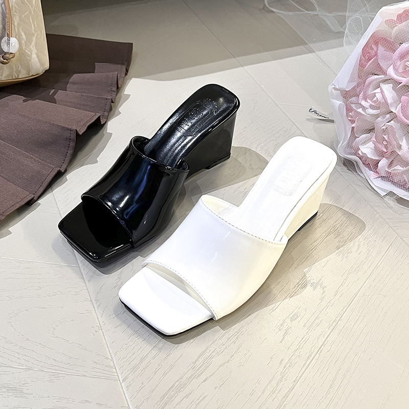 Open Toe Square Toe High Heels 2026 New Women Summer Wedge One-Strap Patent Leather Black Outdoor Slippers - Image 2
